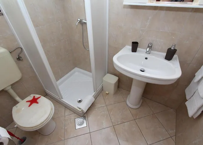 Room And Apartment Lea 3*