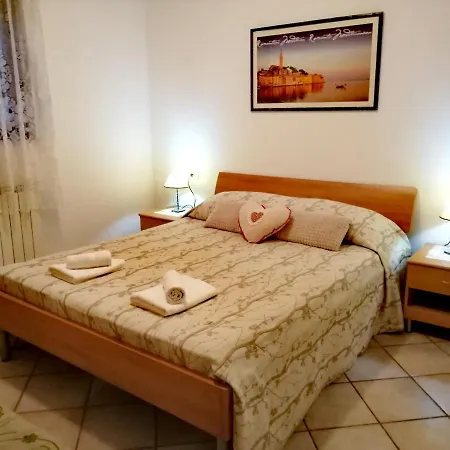 Room And Apartment Lea Guest house 3*