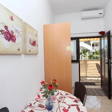 Room And Apartment Lea Guest house