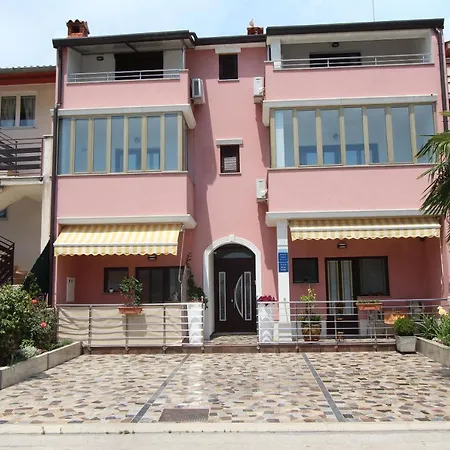 Room And Apartment Lea Guest house 3*