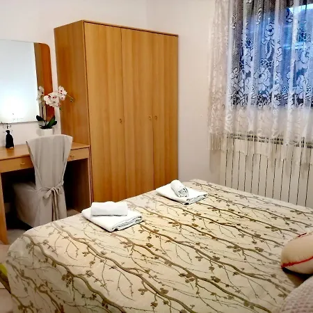 Room And Apartment Lea