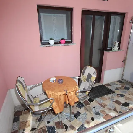 Guest house Room And Apartment Lea