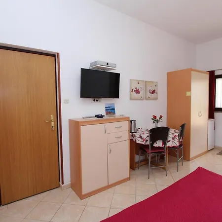 Guest house Room And Apartment Lea