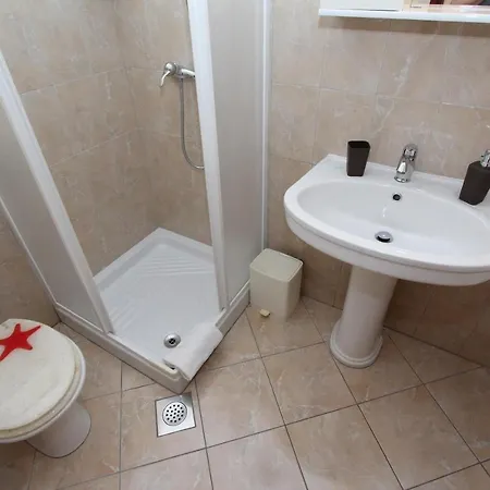 Room And Apartment Lea 3*