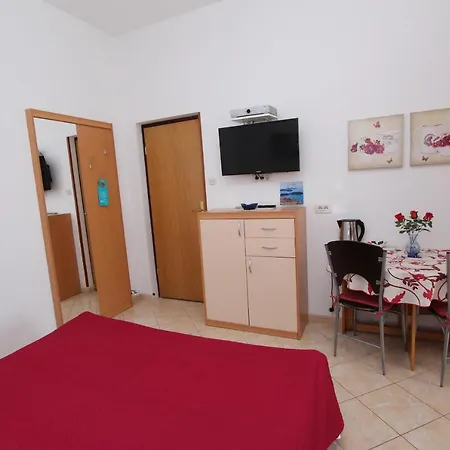 Guest house Room And Apartment Lea