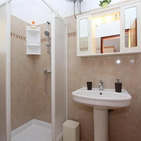 Room And Apartment Lea